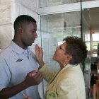 En el 2009, Édison Méndez recibía la bendición de parte de Teresa Cruz, en Río de Janeiro.
