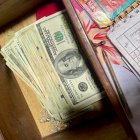 Dinero incautado en operativos antidroga, parte de los indicios recogidos por las autoridades en Santa Elena y Manabí.