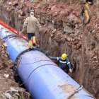 Instalación de tubería de acero para la conducción de agua.