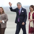 Ana Gervasi Díaz (d), canciller peruana, acompañando al presidente ecuatoriano, Guillermo Lasso y su esposa, María de Lourdes Alcívar.