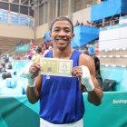 José Rodríguez con el tique simbólico a París, tras superar las semifinales.