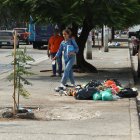 Basura. Los desechos son ubicados en parterres de las vías porteñas. Este escenario se replica a diario.