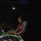 En varios sectores de Quito empezaron los apagones pasadas las 08:00. Negocios como restaurantes siguieron trabajando en penumbras.