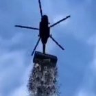 Un influencer checo lanzó un millón de dólares desde un helicóptero para sus seguidores.