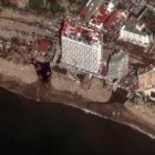 Una foto satelital de Maxar Tecnologies muestra los daños en el Hotel Krystal y la playa de Acapulco.