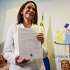 María Corina Machado muestra el documento que la proclama como ganadora de las primarias opositoras y candidata presidencial.