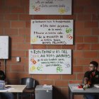 Dos hombres trabajan en la empresa Estanterías Metálicas Medellín.