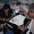 En un gabinete de belleza usaron una linterna para pintar las uñas.