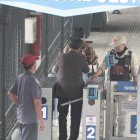 En la Metrovía los guardias cobraban el pasaje, porque el lector de las tarjetas no funciona sin energía eléctrica.