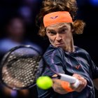 Vienna (Austria), 27/10/2023.- Andrey Rublev of Russia in action against Alexander Zverev of Germany during their quarter final match at the Erste Bank Open ATP tennis tournament in Vienna, Austria, 27 October 2023. (Tenis, Alemania, Rusia, Viena) EFE/EPA/CHRISTIAN BRUNA