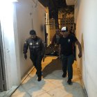 Escena. El equipo de Criminalística retiró el cadáver del joven.