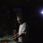 Algunos negocios se las arreglaron como sea para poder atender.