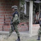 Militares de Colombia patrullando las calles.
