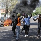 Protestantes quemaron llantas en medio de las vías principales.