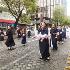 En el desfile participaron estudiantes, gestores culturales y grupos de baile de Quito.