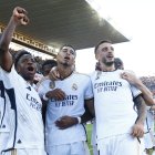 El delantero inglés del Real Madrid Jude Bellingham (c) celebra su gol junto a sus compañeros en el Estadio Olímpico Lluís Companys de Barcelona.