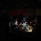 Restaurante. En Guayaquil, en la avenida 9 de Octubre, las personas  almuerzan a la luz de los celulares. En esta zona el corte de energía eléctrica ayer fue de 11:00 a 14:00.