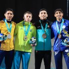 Juan Pablo Ayala (d) en el podio de ganadores de los -60 kilogramos.