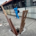 Sin tapa con palos en medio de la acera en las calles 1 de Mayo entre Tulcán y Carchi Agencia (Ag-extra)