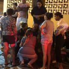 Los familiares de la víctima se lamentaban en la calzada.