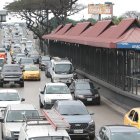 Territorio. La susodicha parada es la Aviación Civil Este, situada en la avenida las Américas, en el norte. Diferentes conductores concuerdan que es una de las causas del tráfico de la zona. 2. Planes. La ATM informó a EXPRESO que apenas unos 80 pasajeros  ocupan la parada y que se extenderá la parada Aviación Civil Oeste, también en las Américas.
====