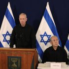 Tel Aviv (Israel), 28/10/2023.- Israel"s Prime Minister Benjamin Netanyahu (R) and Defense Minister Yoav Gallant (L) address a press conference in The Kirya military base in Tel Aviv, Israel, 28 October 2023. EFE/EPA/ABIR SULTAN / POOL