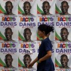 Votaciones. Una votante en Cali camina frente a un muro lleno de propaganda electoral. Este proceso se ha caracterizado, además de la violencia, por reunir candidatos llamativos.