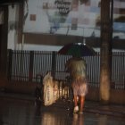 Los transeúntes han buscado la manera de protegerse de la lluvia