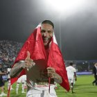 Paolo Guerrero de Liga de Quito celebra al ganar la Copa Sudamericana frente a Fortaleza.