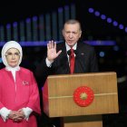 Istanbul (Turkey), 29/10/2023.- A handout photo made available by the Turkish President Press Office shows Turkish President Recep Tayyip Erdogan (R) and his wife Emine Erdogan (L) during celebrations of the 100th anniversary of the Turkish Republic at the Vahdettin Mansion in Istanbul, Turkey, 29 October 2023. The 100th anniversary of the proclamation of the Republic of Turkey by Mustafa Kemal Ataturk in 1923, known as Republic Day, took place on 29 October 2023. The celebrations included events such as drone and fireworks displays, celebration marches and commemoration ceremonies. (Turquía, Estanbul) EFE/EPA/TURKISH PRESIDENT PRESS OFFICE HANDOUT HANDOUT HANDOUT EDITORIAL USE ONLY/NO SALES HANDOUT EDITORIAL USE ONLY/NO SALES
