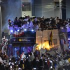 Los jugadores de Liga de Quito con el trofeo continental a su llegada a la Universidad Central.
