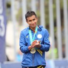 El ciclista ecuatoriano Jhonatan Narváez con la medalla de oro panamericana.