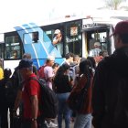 Hay desesperación entre los pasajeros que esperan buses