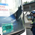 Una decena de buses fueron suspendidos en los exteriores de la Terminal Terrestre.