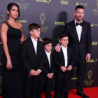 Lionel Messi junto a su esposa e hijos.