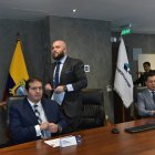 El gerente de Petroecuador subrogante, Reinaldo Armijos (de pie), durante el anuncio de la venta "spot" de cuatro meses.