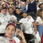 Selena Reyes junto a su hermano Paúl (i) y su enamorado Andrés Oña (d) en el estadio de Punta del Este.
