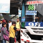 Costo. Decenas de buses urbanos cargaban ayer un sticker en el que establecían la tarifa de 40 centavos por el servicio de transporte de pasajeros.