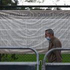 Un hombre sale de un puesto de votación el día de las elecciones en Bogotá (Colombia).
