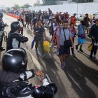 Fotografía de migrantes caminando en caravana para intentar llegar a EE. UU. desde la ciudad de Tapachula, estado de Chiapas (México).