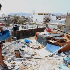 Una persona limpia su casa hoy, en una zona afectada por el paso del huracán Otis, en el balneario de Acapulco, en el estado de Guerrero (México).