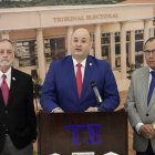 El magistrado presidente Alfredo Juncá Wendehake (c) habla junto a el magistrado primer vicepresidente Eduardo Valdés Escoffery (i) y el magistrado segundo vicepresidente Luis Alfonso Guerra Morales durante una rueda de prensa