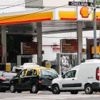 Retrasos. Las estaciones de servicio se encontraron copadas de vehículos en busca de combustible.