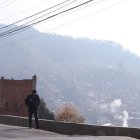Vista de humo causado por incendios forestales sobre las laderas de La Paz (Bolivia). Foto de archivo.
