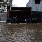 Una persona observa el panorama tras un de las recientes tormentas tropicales que afectó este país centroamericano.