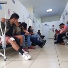 Un grupo de pacientes esperar su consulta en un centro médico particular de Guayaquil.