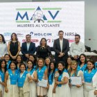 Las graduadas ahora podrán operar tráileres, volquetas, tanqueros, plataformas públicas y mixers.