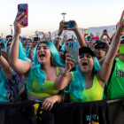 Los fans de Karol G tienen un dress code de pelucas de colores.