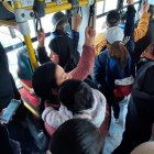 Individualismo. Una mujer carga a su bebé mientras otros van sentados en los lugares para personas vulnerables.pp Image 2023-10-31 at 16.54.41