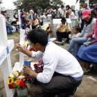 Tradición. Familiares pintan las tumbas de sus muertos, en Calderón.